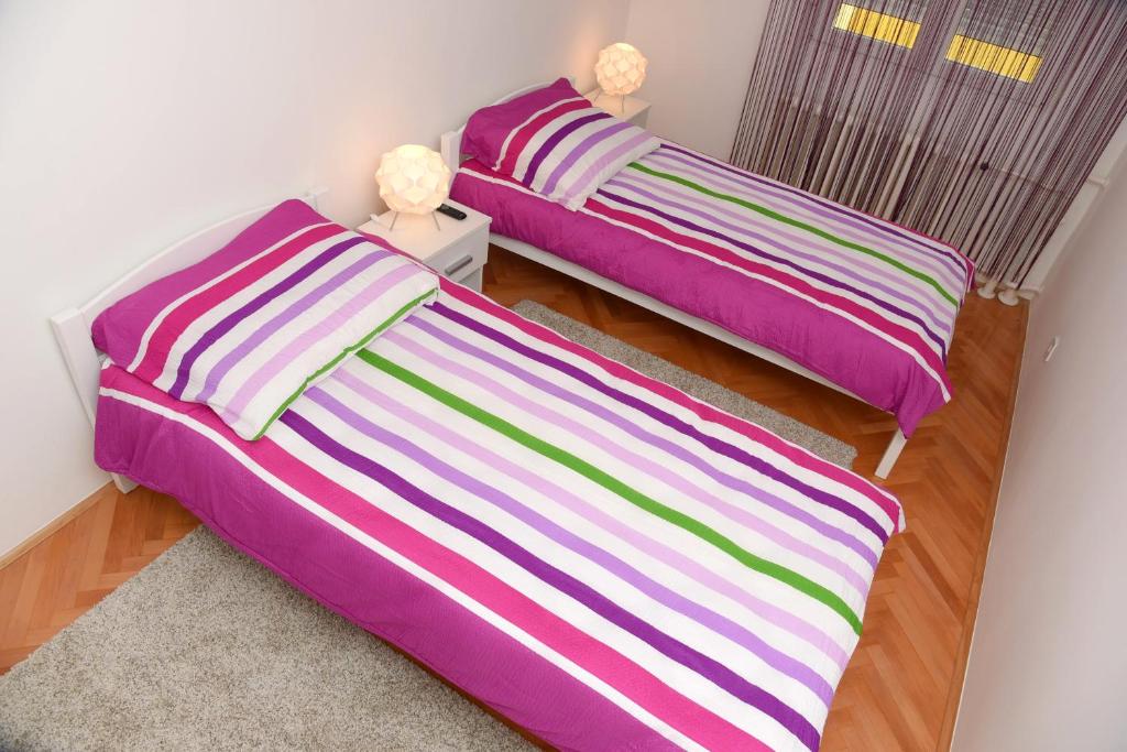 Łóżko lub łóżka w pokoju w obiekcie Apartmani Vedmar