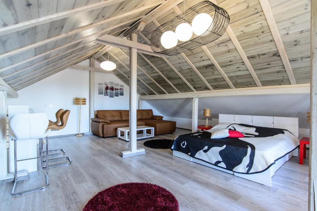 瓦爾納的住宿－Villa Maja，一间卧室配有一张大床和一张沙发