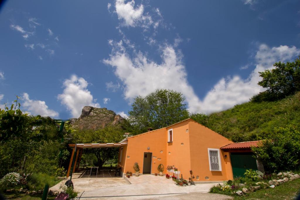 una casa con una montaña en el fondo en B&B CASA VACANZE Benvenuti al Sud, en Aiello Calabro