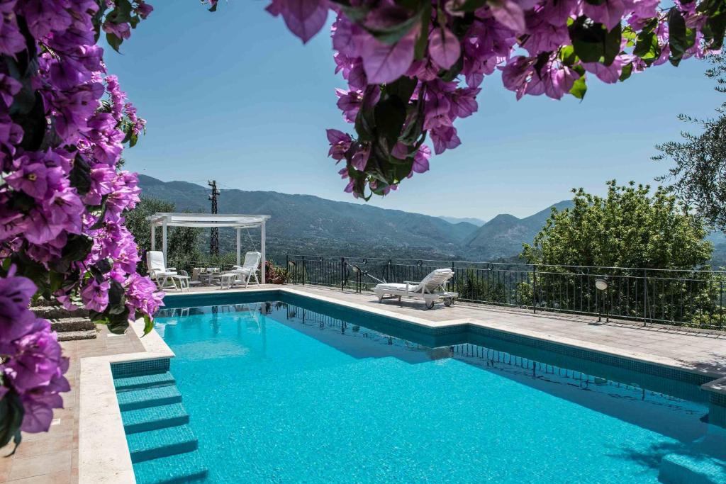 a swimming pool with a view of mountains at La Fonte Su in Canterano