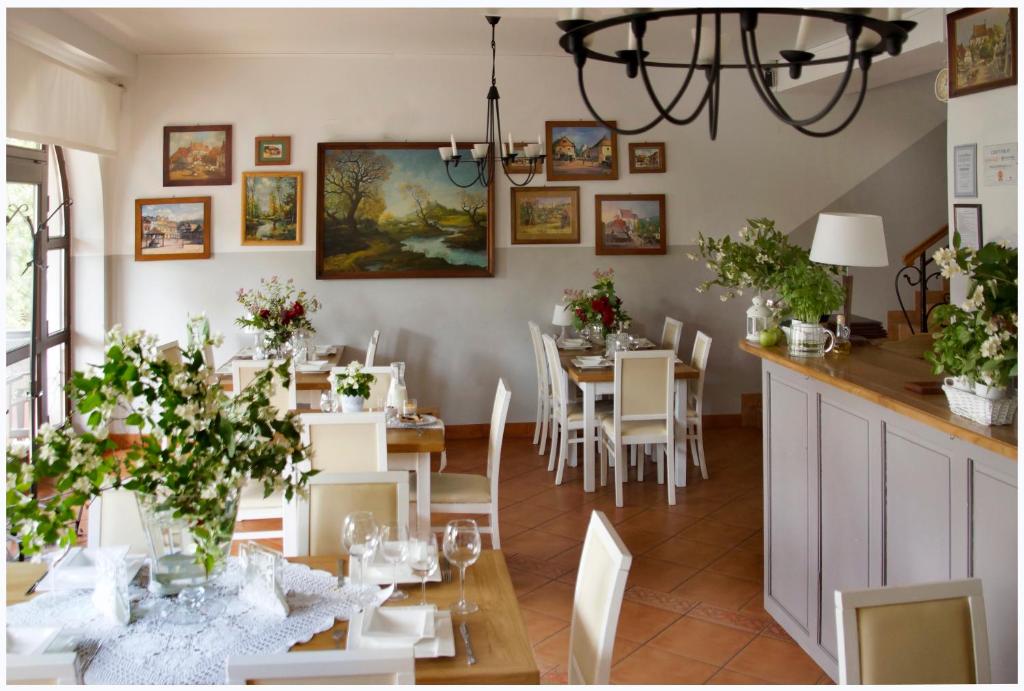Reštaurácia alebo iné gastronomické zariadenie v ubytovaní Willa Pod Basztą Restauracja&Wellness