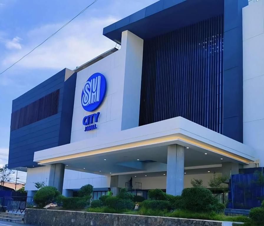 JTower Residences beside SM Jmall Mandaue في مانداوي سيتي: مبنى عليه شعار SIU