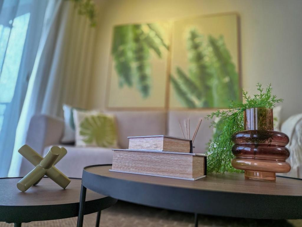 Χώρος καθιστικού στο Garden Breeze Penthouse & Pool View l Ghibli 401