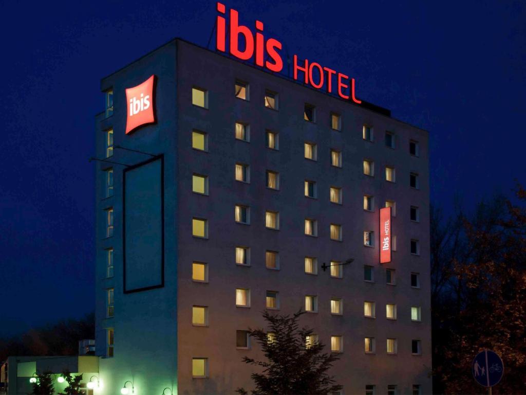 ワルシャワにあるIbis Warszawa Ostrobramskaの上にホテルの看板がある建物