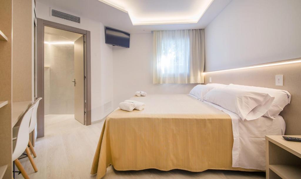 1 dormitorio con 1 cama grande en una habitación en Sono House en La Garriga
