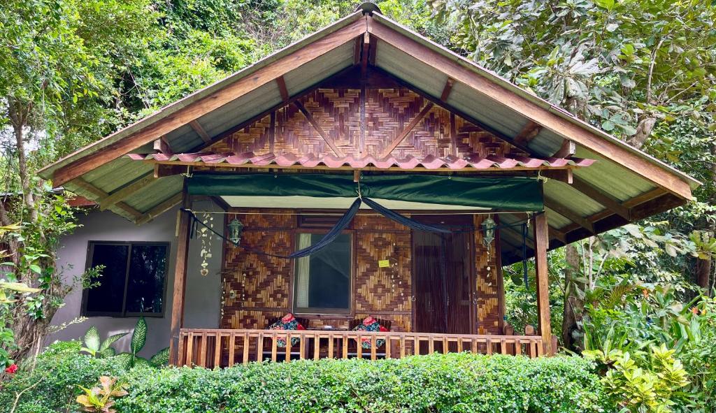 Starlight Beach Resort - Family Bamboo Bungalow With Sea View