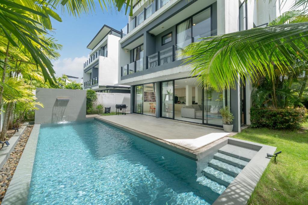 a swimming pool in the backyard of a house at Luxury 5BR Pool Villa near Beach and Golf - Laguna Park 2 in Ban Phru Champa