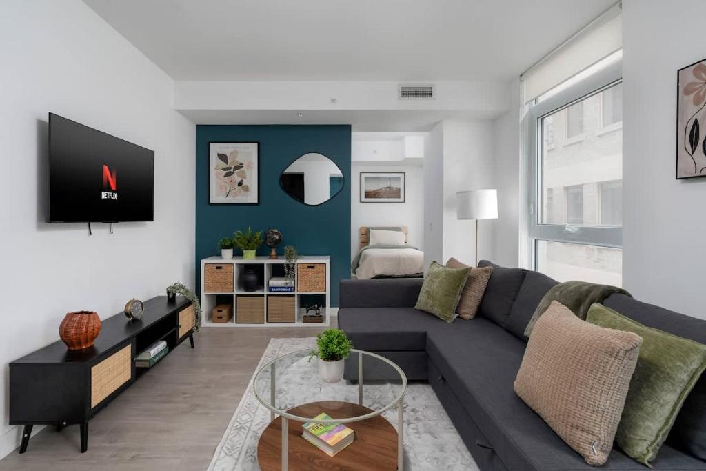 Χώρος καθιστικού στο Chic Designer Downtown Condo with 3 Beds