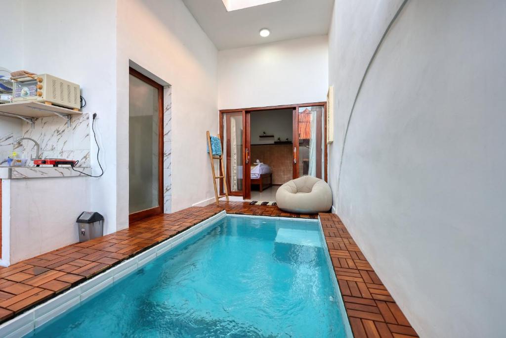 ein Haus mit einem Pool in einem Zimmer in der Unterkunft Rostin Mesari Villa in Nusa Penida