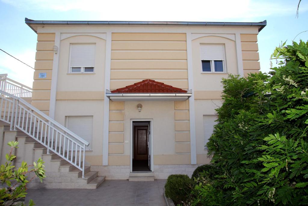 Biały dom ze schodami i drzwiami w obiekcie Villa in Seget w Trogirze