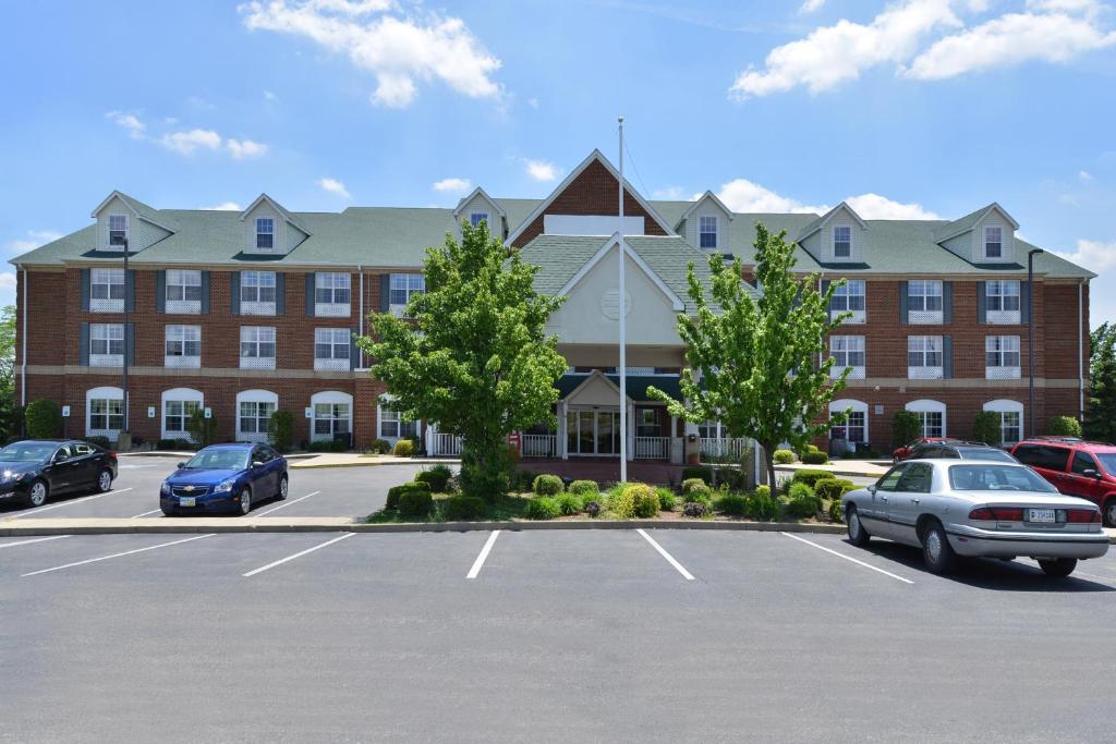 un gran edificio con coches estacionados en un estacionamiento en BlissPoint Inn & Suites Marion en Marion