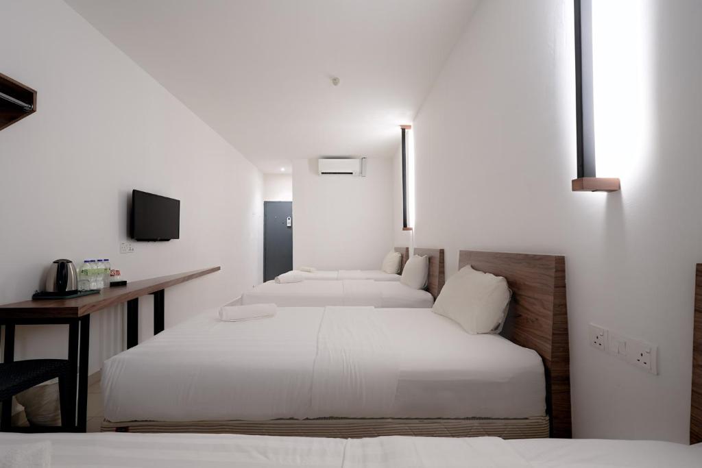 T Hotel Anggerik - Habitación Deluxe Con 4 Camas Individuales