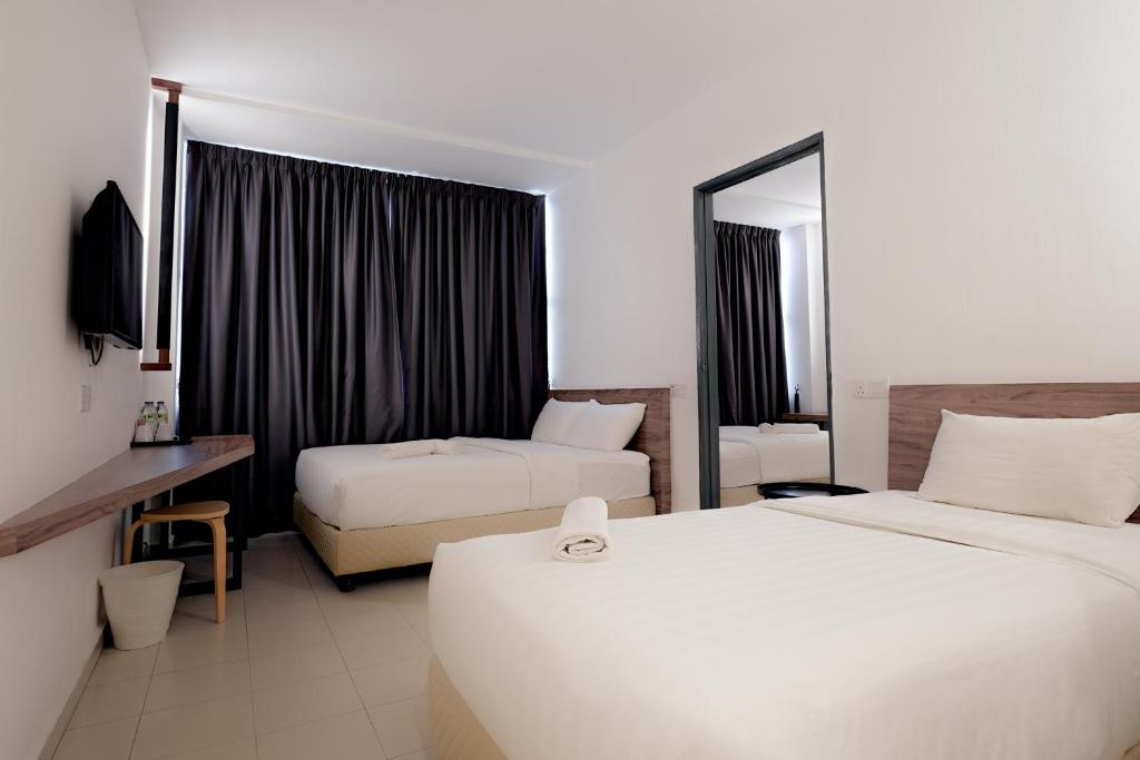 T Hotel Anggerik - Deluxe Family Room With 2 Queen & 2 Single Bed