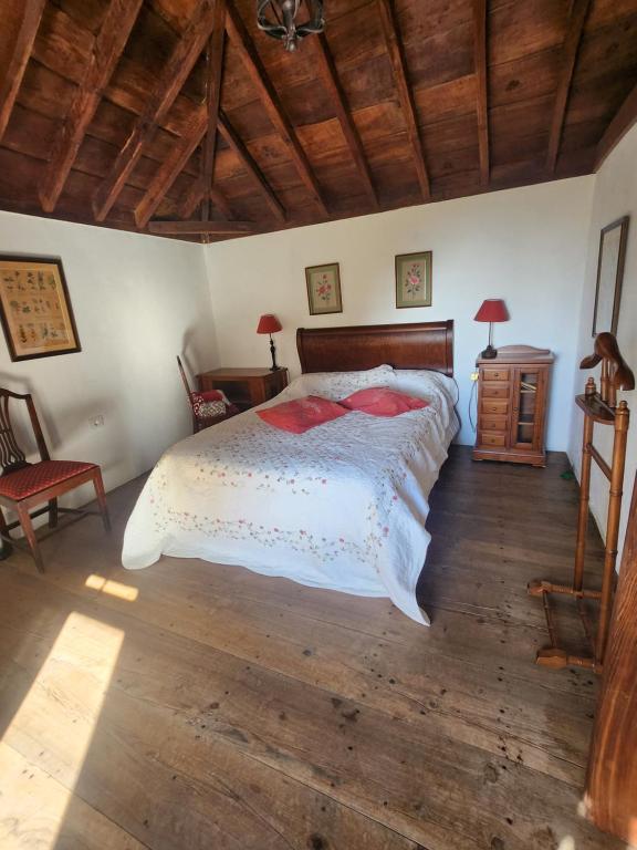 a bedroom with a large bed and a wooden floor at Große Finca 19Jh, Pool, Terrasse, nahe Santa Cruz in Santa Cruz de la Palma