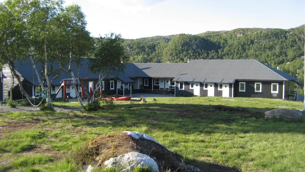 una casa en un campo con un patio de hierba en Gullingen Turistsenter, en Gullingen