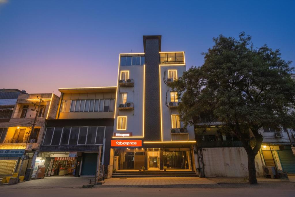 Un edificio alto con un árbol delante. en Via The Arrow, en Nueva Delhi