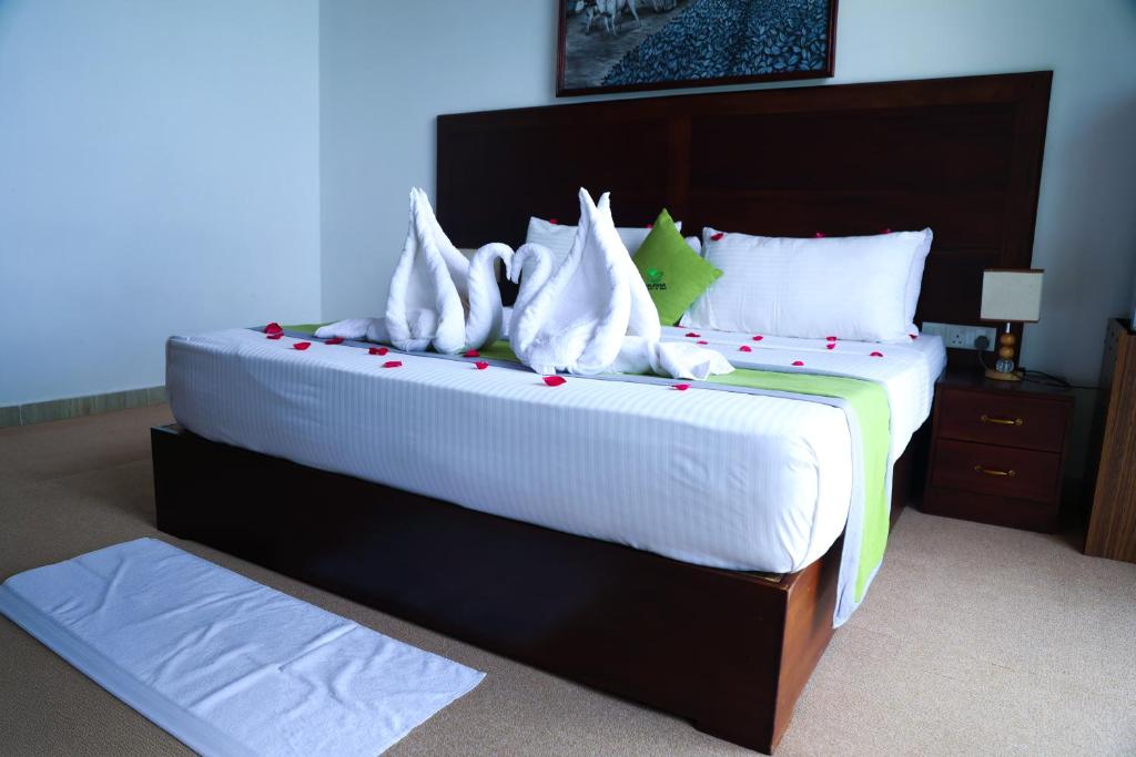 En eller flere senge i et værelse på Nelinsa Resort and Ayurveda Wellness Center