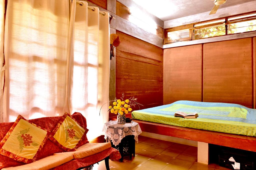 En eller flere senge i et værelse på House of Mud Eco Friendly Room