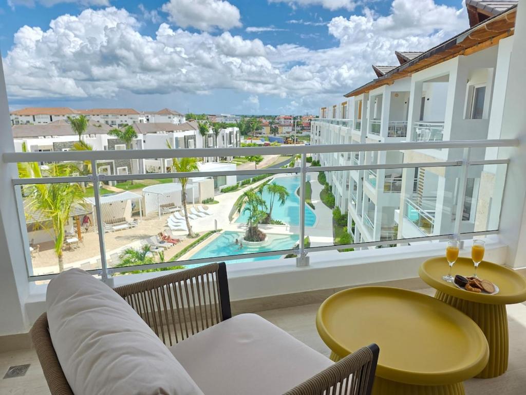 Curated visual reference: Picture Idea: Garden Breeze Penthouse Pool View L Mistral 401 La Laguna