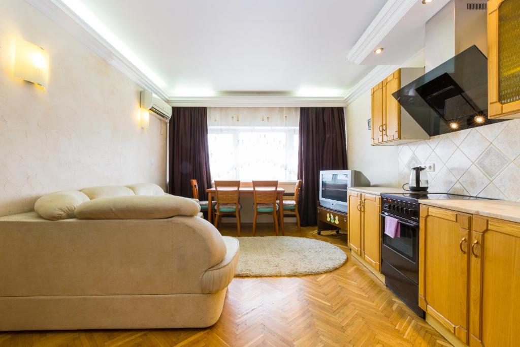 モスクワにあるOn Bolshaya Tulskaya Apartmentのキッチン、リビングルーム(ソファ、テーブル付)