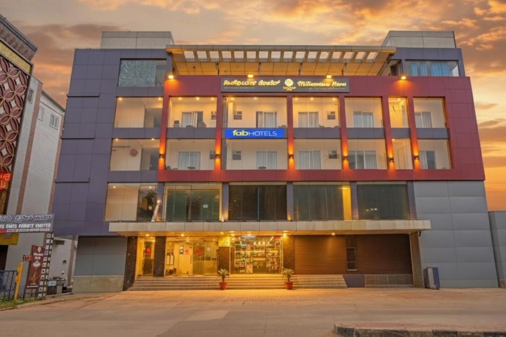 班加罗尔FabHotel Millennials Jigani Link Road的一座大建筑,背景是日落