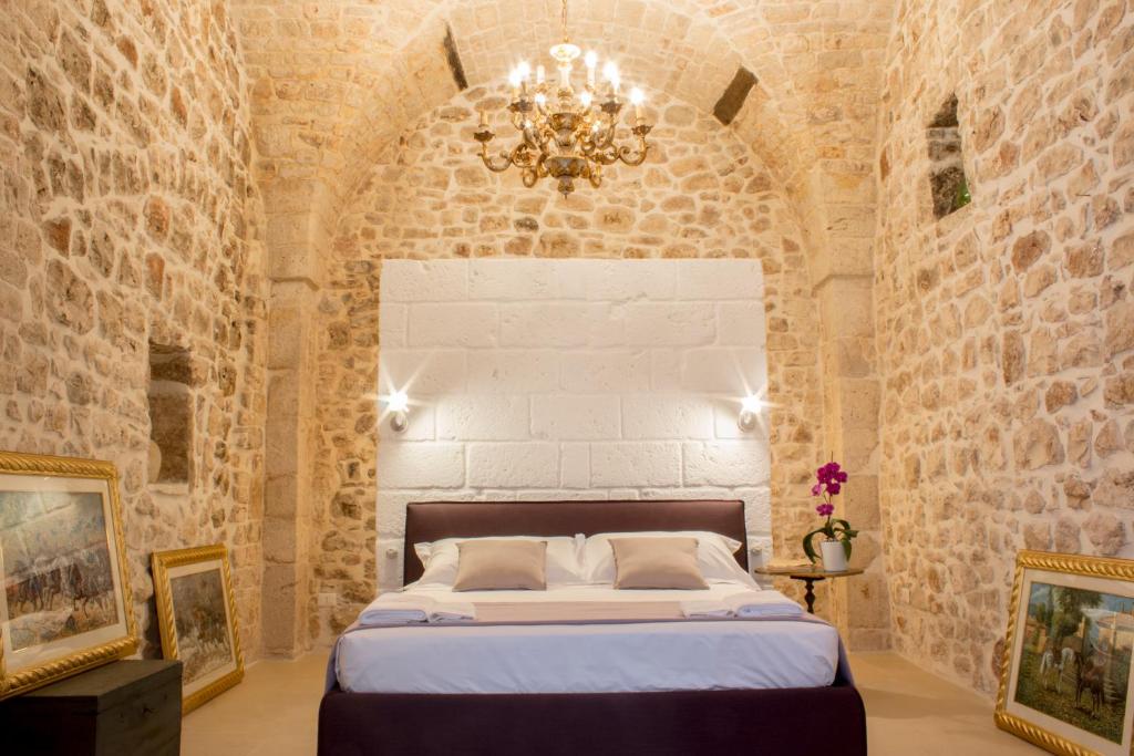 コンヴェルサーノにあるDei Balzi Dimore di Charmeの石壁のベッドルーム1室
