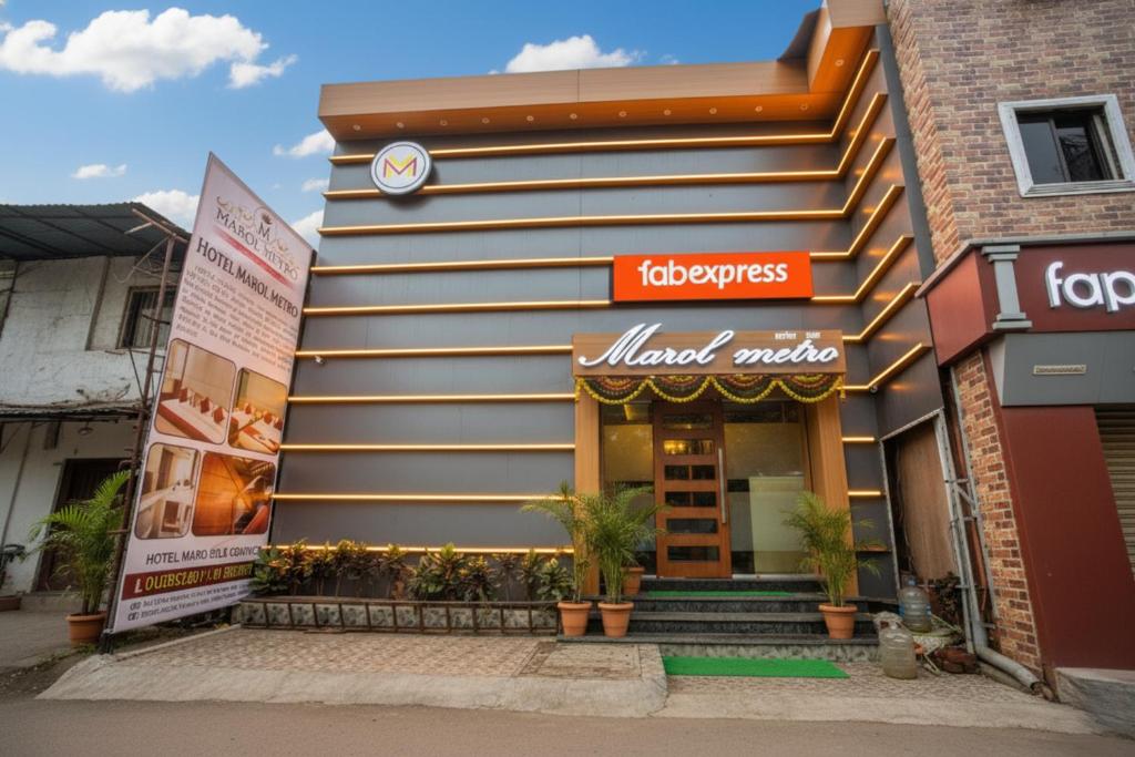 a fachada de um restaurante com uma placa em FabExpress Marol Metro em Mumbai