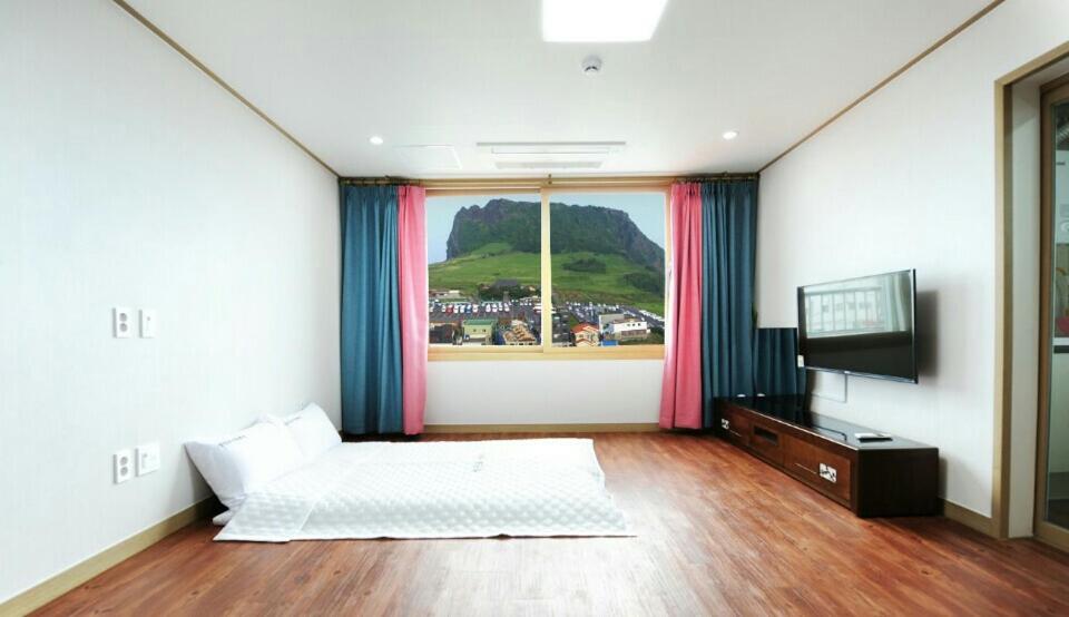 Seongsanpo love Pension - Deluxe Double Studio