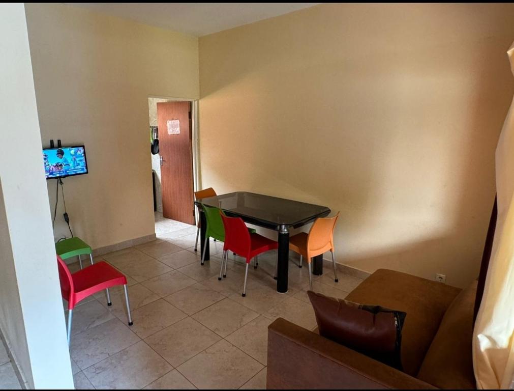 Vila Praia Do BileneにあるMagaia's Accomodationのテーブルと椅子のあるダイニングルーム