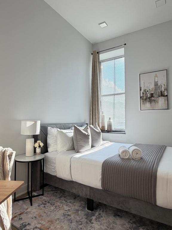 Ένα ή περισσότερα κρεβάτια σε δωμάτιο στο Downtown 2BR, Full Kitchen, PPAC&Convention Center