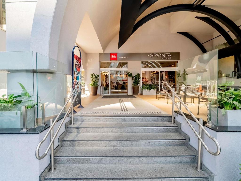 un conjunto de escaleras en un centro comercial en ibis Sao Paulo Paulista, en São Paulo