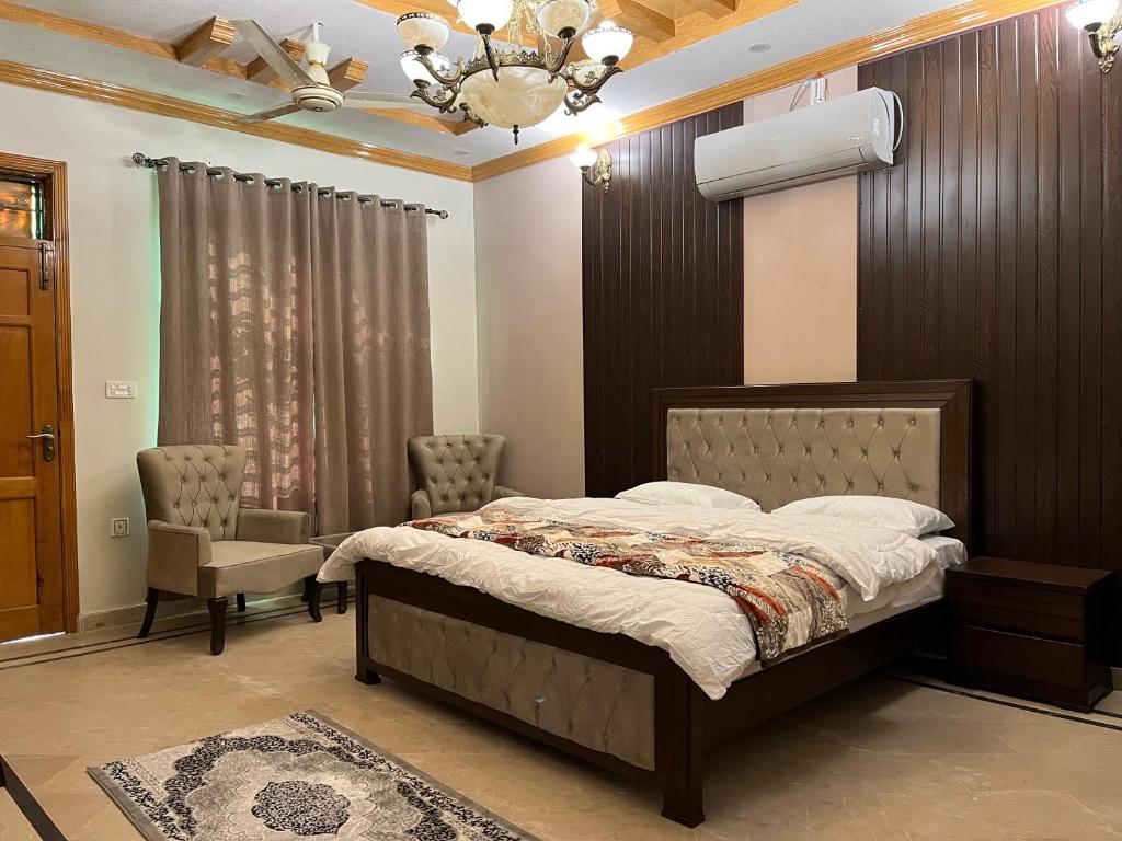 Postel nebo postele na pokoji v ubytování SereneNest