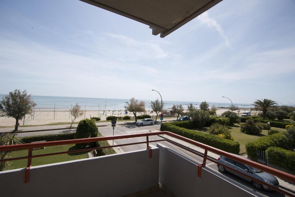 a balcony with a view of the beach at Vistamare in Martinsicuro