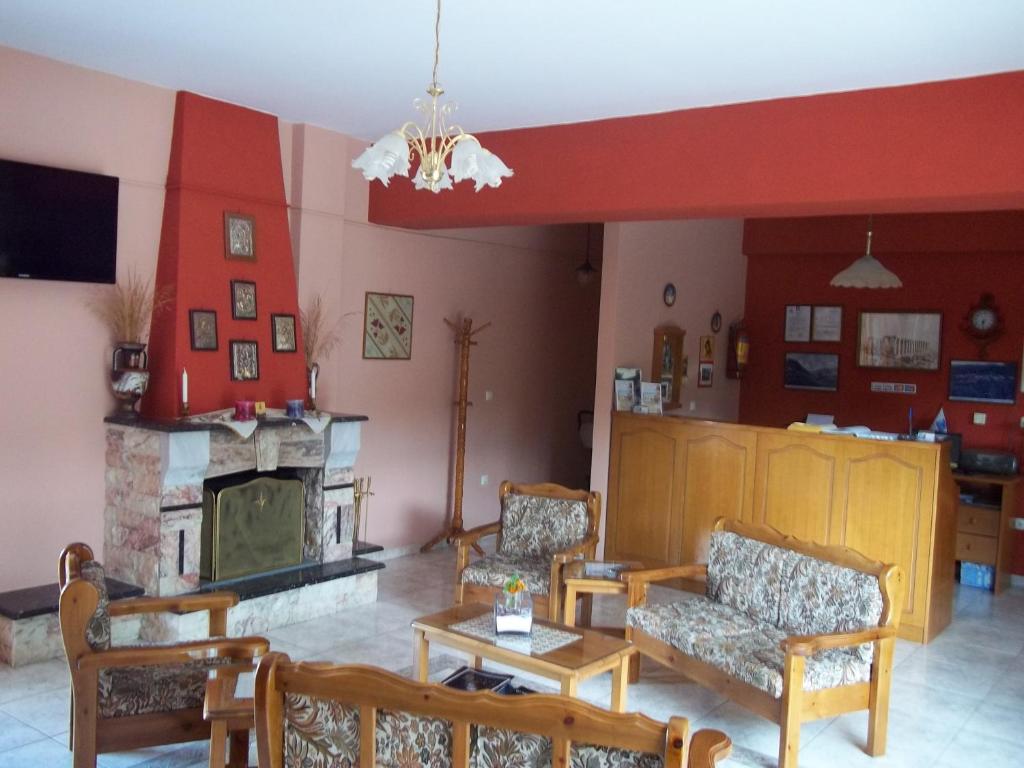 - un salon avec un canapé et une cheminée dans l'établissement Epikoureios Apollon, à Andritsaina