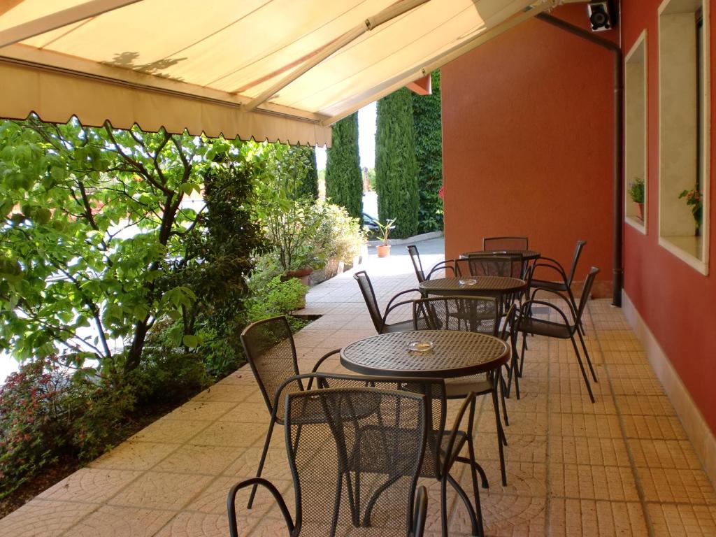 una fila de mesas y sillas en un patio en Rometta Hotel, en Cittadella