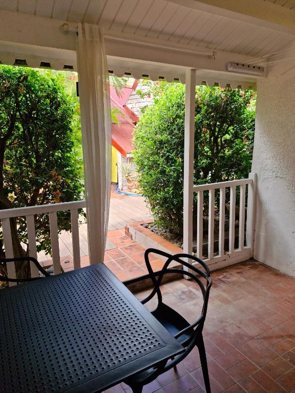 Joli appartement climatisé avec cuisine, salle d'eau, chambre et terrasse
