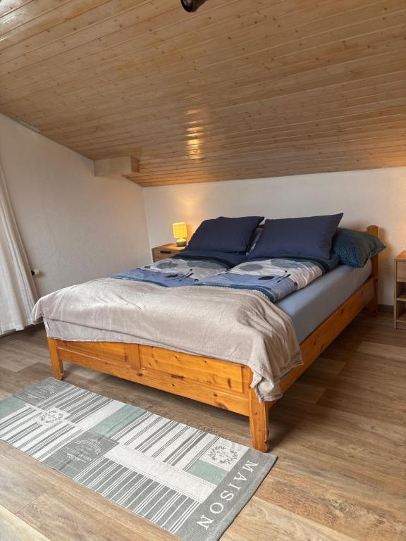 una cama en una habitación con techo de madera en Anna's Appartement, en Matten