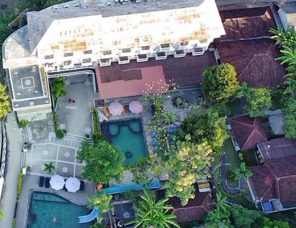 an overhead view of a resort with a pool at The Tanis Beach Resort Nusa Lembongan in Nusa Lembongan