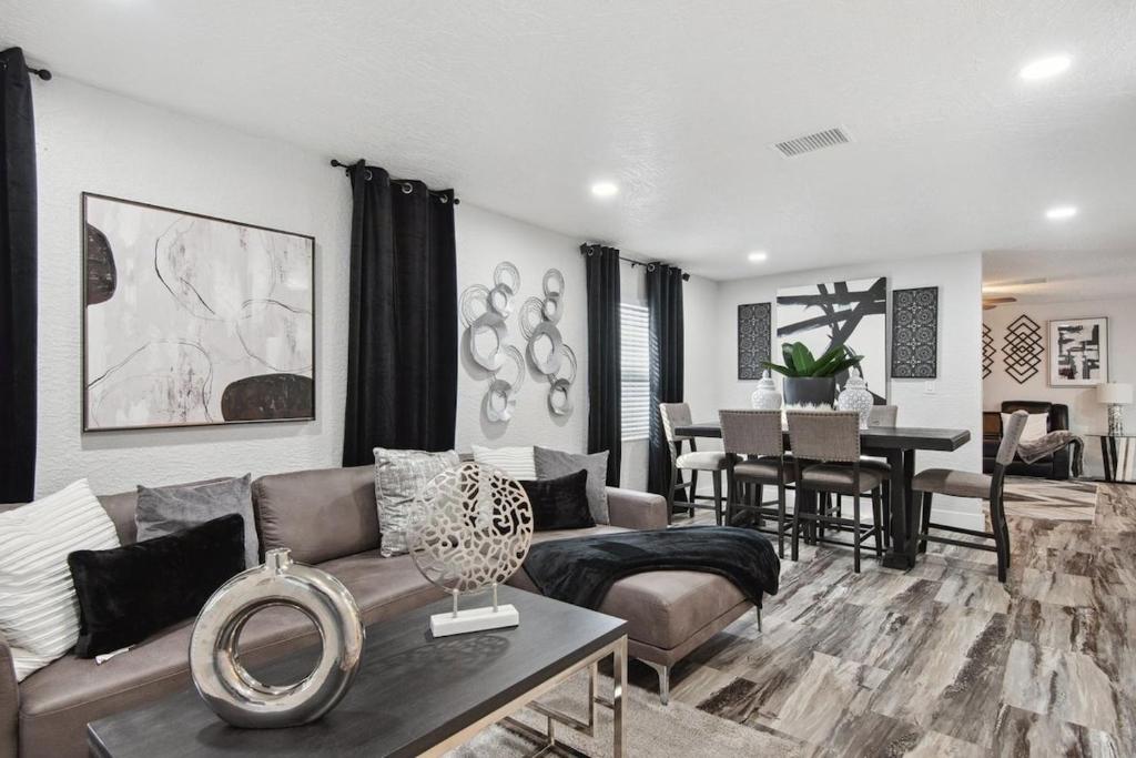 Posezení v ubytování Spacious Palace Style Retreat!