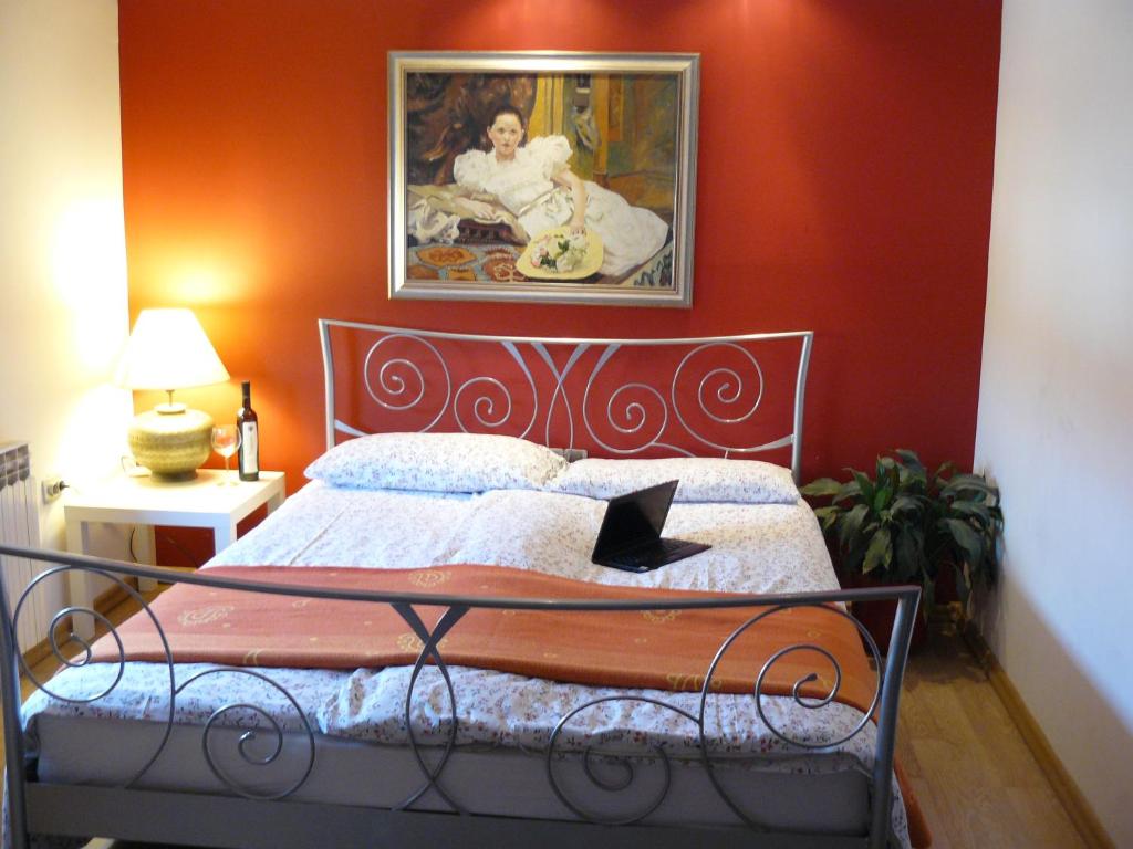 1 dormitorio con 1 cama con una pintura en la pared en Celic Art Apartments en Zagreb