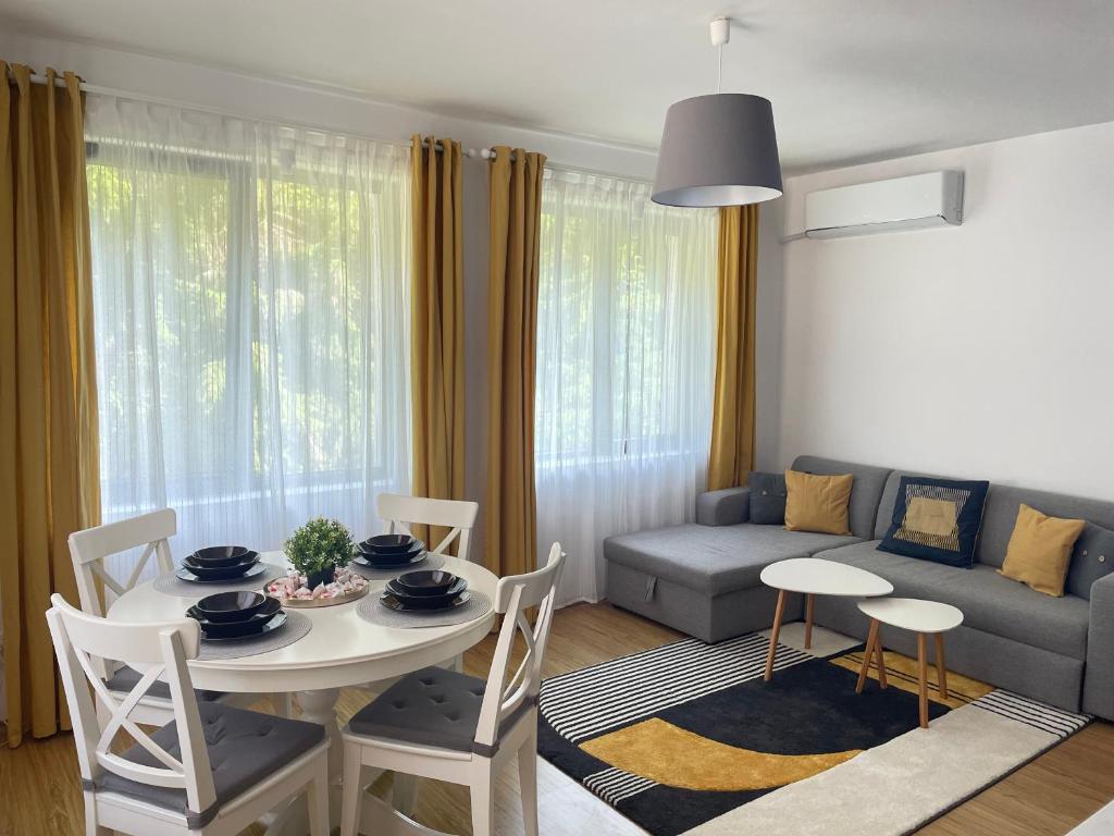 una sala de estar con una mesa y un sofá en Hrebet House, en Borovets