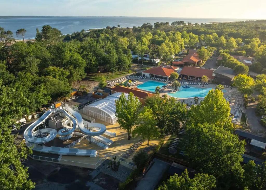 eine Luftaufnahme eines Resorts mit Swimmingpool in der Unterkunft Mobilhome 6 personnes Marvilla Parks - Mayotte Vacances in Biscarrosse