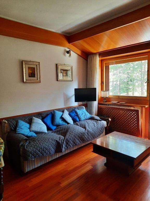 a living room with a couch and a table at Casa StePa in Pescasseroli