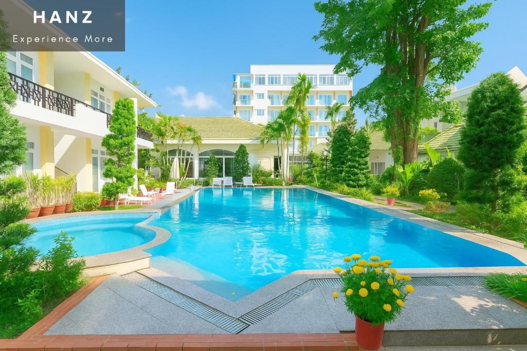 フーコックにあるS79 Blue Paradise Lam Ha Poolの建物の前のプール