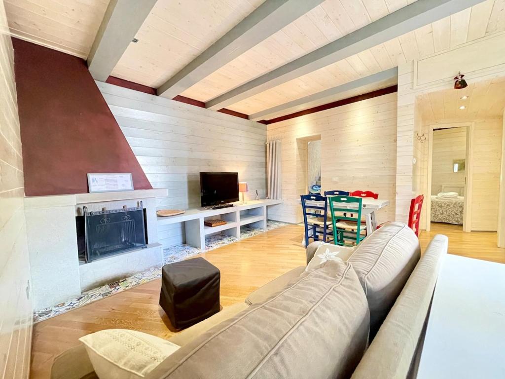 un soggiorno con divano e camino di Casa Bianca, Natura e Relax a Roccaraso