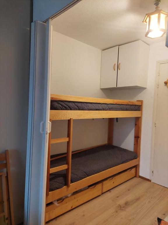 Ένα ή περισσότερα κρεβάτια σε δωμάτιο στο Studio Bernex Dent d'oche