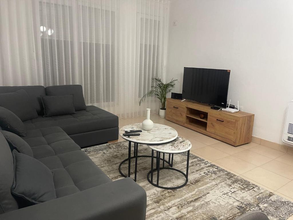 TiraneThe 5 Maji Escape的客厅里有一张沙发和一台电视