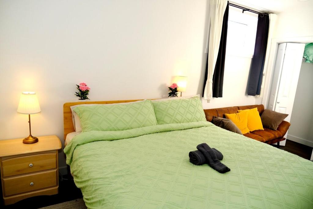 Ένα ή περισσότερα κρεβάτια σε δωμάτιο στο Mahogany Suite Retreat