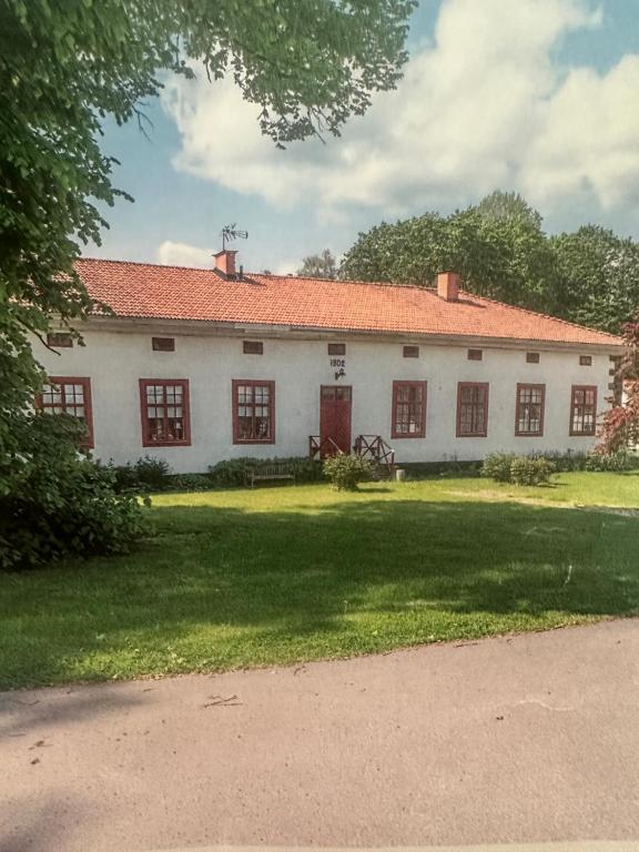 a large white house with a red roof at Superfin lägenhet 2 rok Söderfors wärdshus in Söderfors