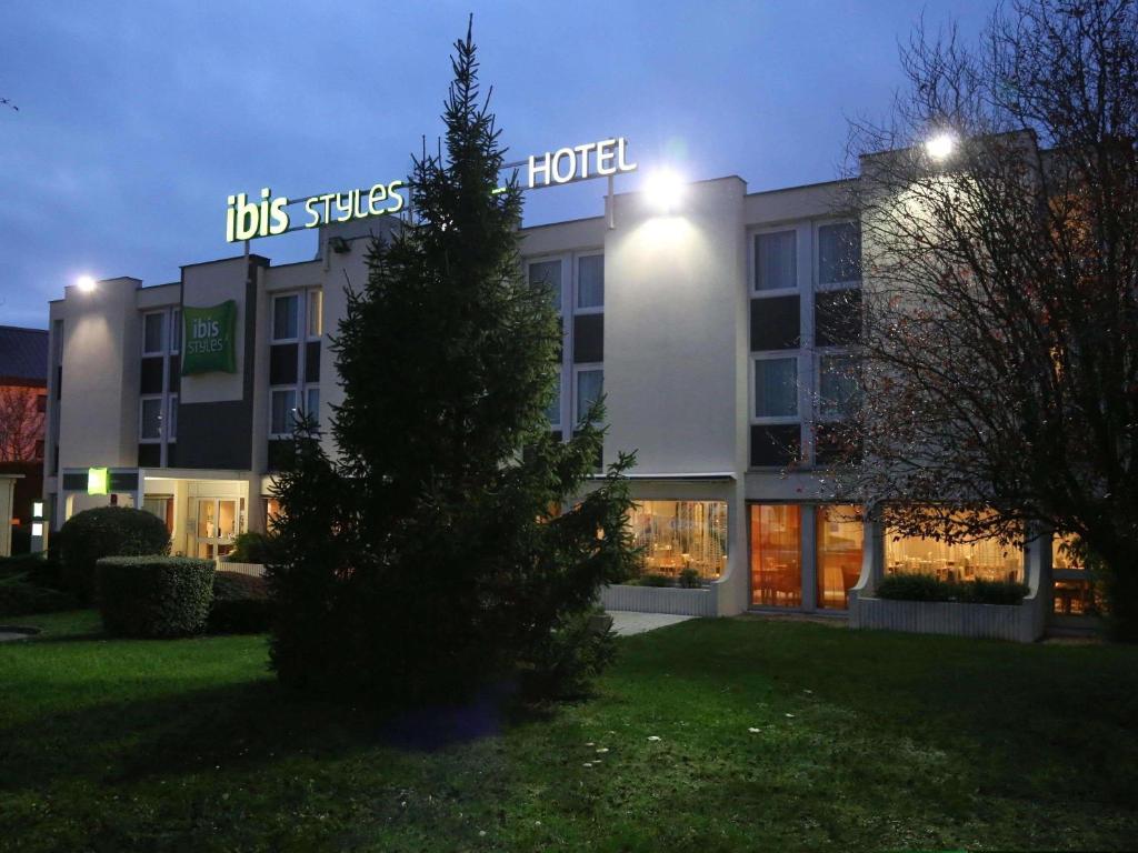 ラ・シャペル・サン・メマンにあるIbis Orleans La Chapelle Saint Mesminのクリスマスツリーが目の前にあるホテル